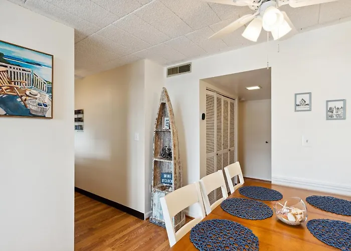 Fun & Comfy Beachside Getaway ~ King Bed ~ Balcony *