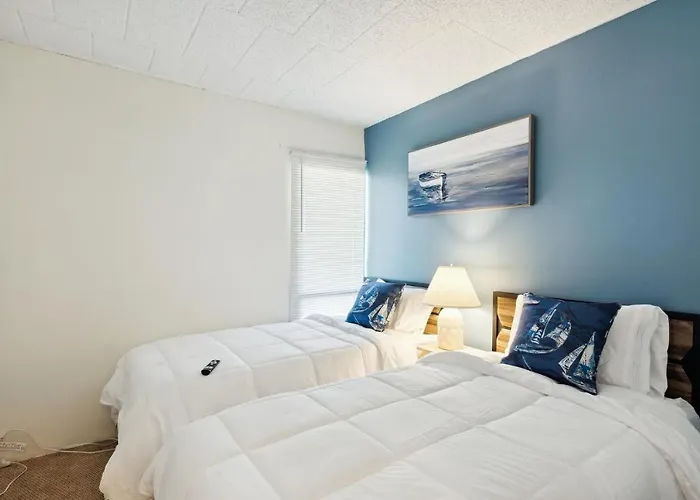 Fun & Comfy Beachside Getaway ~ King Bed ~ Balcony