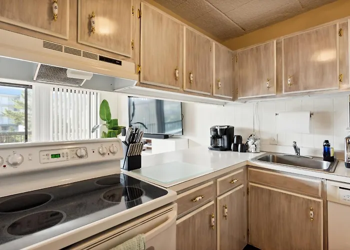 Fun & Comfy Beachside Getaway ~ King Bed ~ Balcony * Ocean City