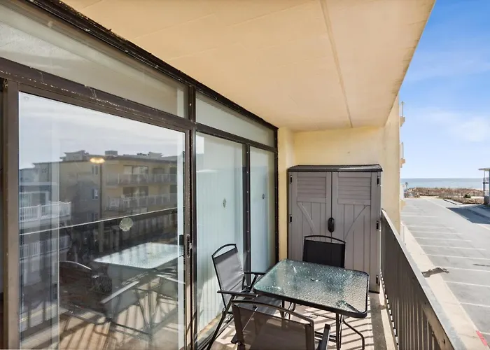 Apartamento Fun & Comfy Beachside Getaway ~ King Bed ~ Balcony
