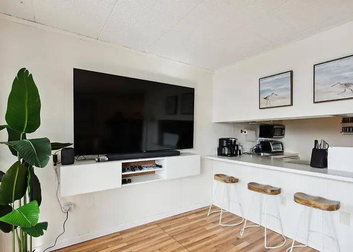 Fun & Comfy Beachside Getaway ~ King Bed ~ Balcony Ocean City