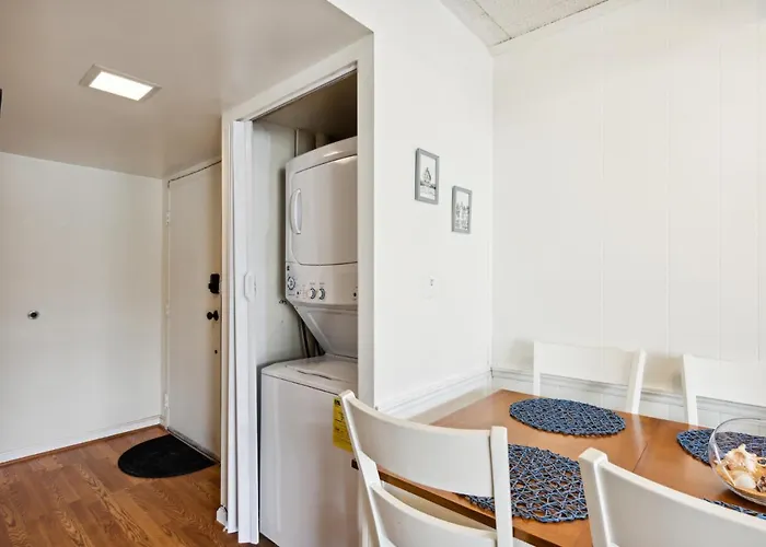 Fun & Comfy Beachside Getaway ~ King Bed ~ Balcony Apartamento