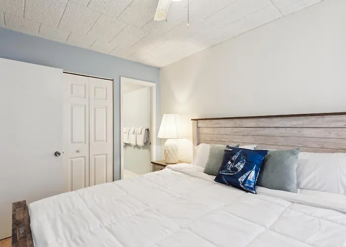 Apartamento Fun & Comfy Beachside Getaway ~ King Bed ~ Balcony *