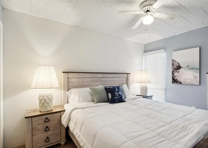 Fun & Comfy Beachside Getaway ~ King Bed ~ Balcony *
