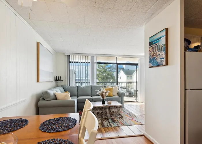 Fun & Comfy Beachside Getaway ~ King Bed ~ Balcony
