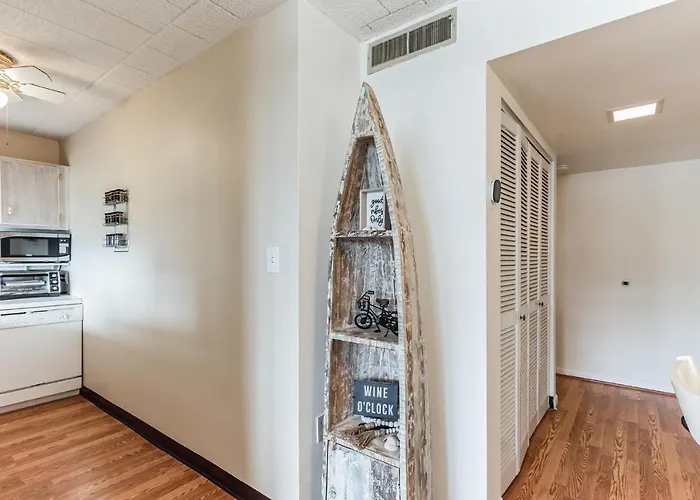 Fun & Comfy Beachside Getaway ~ King Bed ~ Balcony * Ocean City
