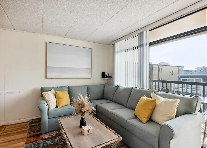 Apartamento Fun & Comfy Beachside Getaway ~ King Bed ~ Balcony *