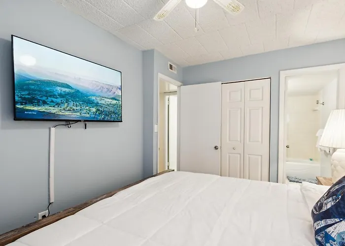 Apartamento Fun & Comfy Beachside Getaway ~ King Bed ~ Balcony