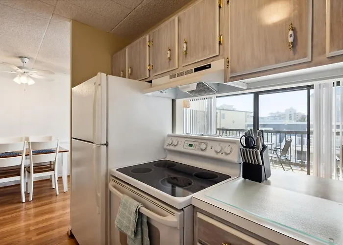 Fun & Comfy Beachside Getaway ~ King Bed ~ Balcony Apartamento