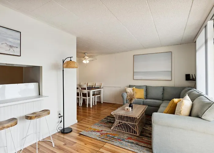 Fun & Comfy Beachside Getaway ~ King Bed ~ Balcony